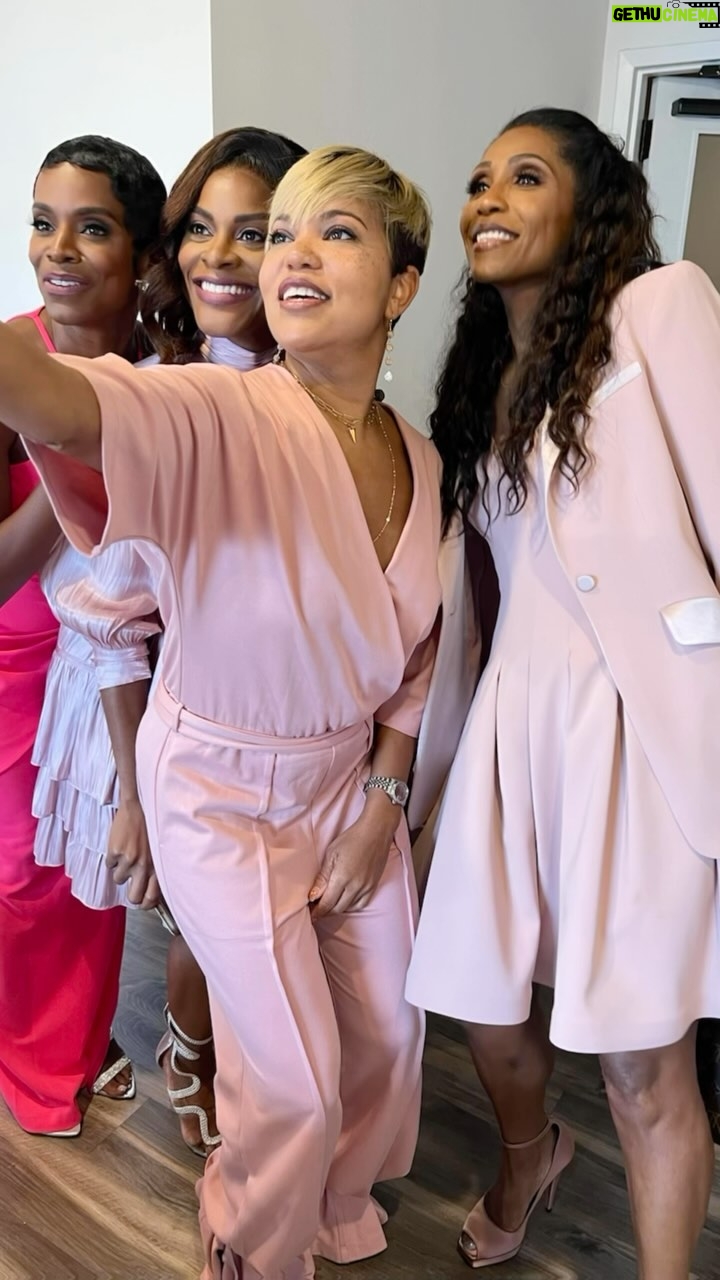 Dr. Jackie Walters Berry Instagram - Happy International Women’s Day to all of the women who are constantly breaking down barriers and fighting for equality for all women! #drjackie #internationalwomensday #women #womensupportingwomen #bravo #married2med #marriedtomedicine