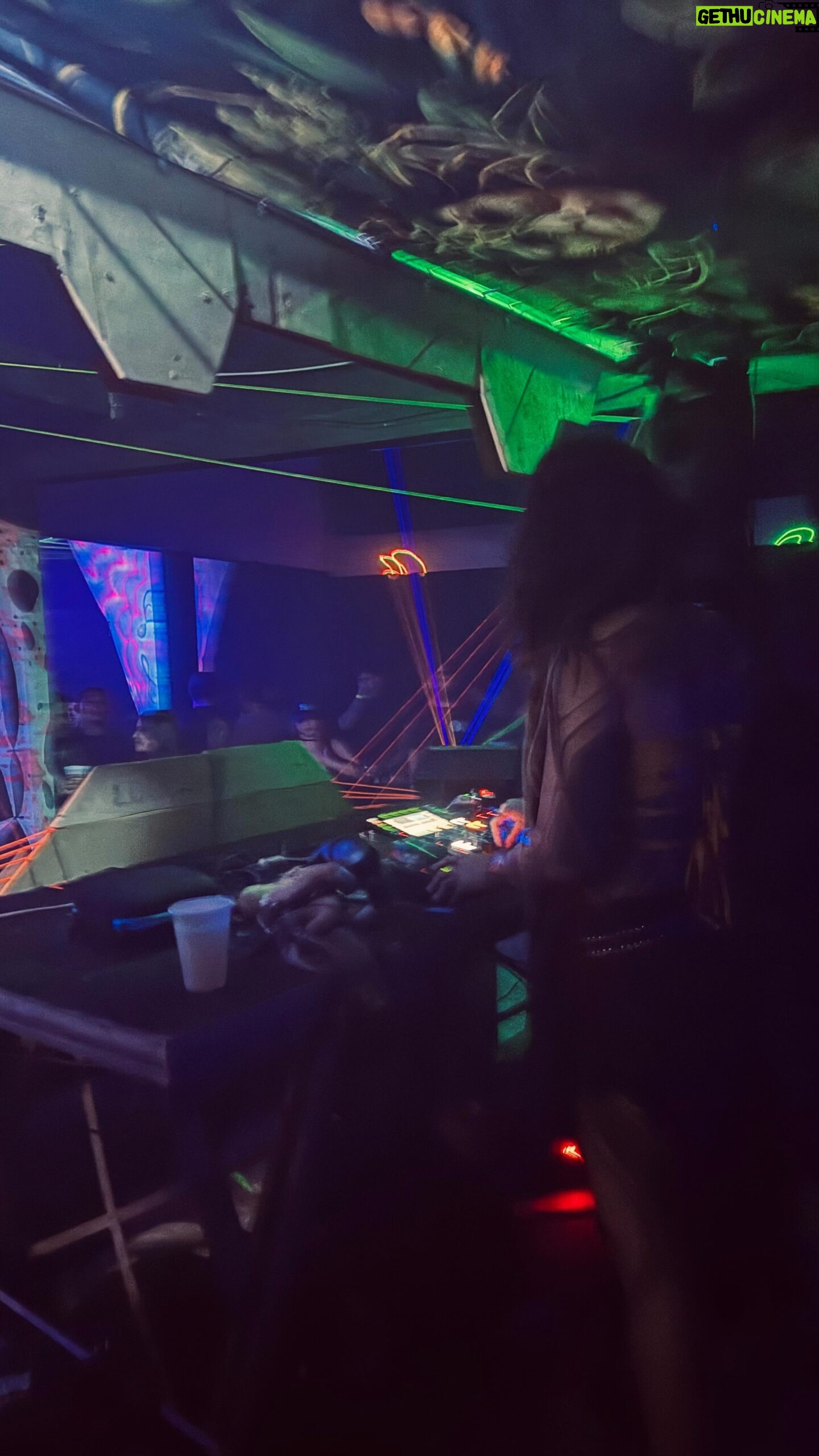 Dread Hot Instagram - Pela primeira vez, meu projeto com a música abriu as portas pra conhecer um estado novo e eu tô me sentindo tão realizada… 🥹🥲 GRATIDÃO, Psytrance, por fazer da minha uma vida leve e feliz! 🌹 Manaus, tu é sensacional.. Eternamente grata pelo acolhimento e principalmente à @hitechtukuma.. Que convite especial! Vivi muitas coisas pela primeira vez aqui com vocês, sou grata. E VOEM ALTO, família 🚀@limacfilh092 @hakini_digitalshamansrec @brunamarly