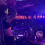 Dread Hot Instagram - O final do vídeo aquece meu coração todinho 🥹🥲 Quanta alegria saber que minha missão foi cumprida no @mundodeozoficial 🔮 Quanta guardiã admirável fez parte disso, honro tanto essa nossa magia. Transbordo em gratidão por ter a oportunidade de contribuir pra essa celebração belíssima acontecer. E que festa, meus irmãos! Que festa! O meu muito obrigada à toda crew da Aldeia porque vocês SEMPRE conseguem superar a nossa expectativa 🌹 O poder de criação de vocês é único, a decoração me deixou de boca aberta! VIDA LONGA E MUITO AMOR @aldeiaoutromundo 🤍