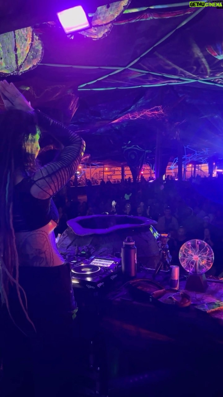 Dread Hot Instagram - O final do vídeo aquece meu coração todinho 🥹🥲 Quanta alegria saber que minha missão foi cumprida no @mundodeozoficial 🔮 Quanta guardiã admirável fez parte disso, honro tanto essa nossa magia. Transbordo em gratidão por ter a oportunidade de contribuir pra essa celebração belíssima acontecer. E que festa, meus irmãos! Que festa! O meu muito obrigada à toda crew da Aldeia porque vocês SEMPRE conseguem superar a nossa expectativa 🌹 O poder de criação de vocês é único, a decoração me deixou de boca aberta! VIDA LONGA E MUITO AMOR @aldeiaoutromundo 🤍