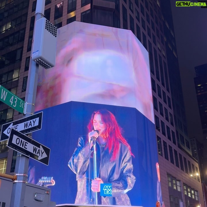 Dua Lipa Instagram - RADICAL OPTIMISM POP UP IN TIMES SQUARE LAST NIGHT 💙🌀 thank youuuu for braving the rain and cold with me!! New York you have my heart!!!!! @americanexpress