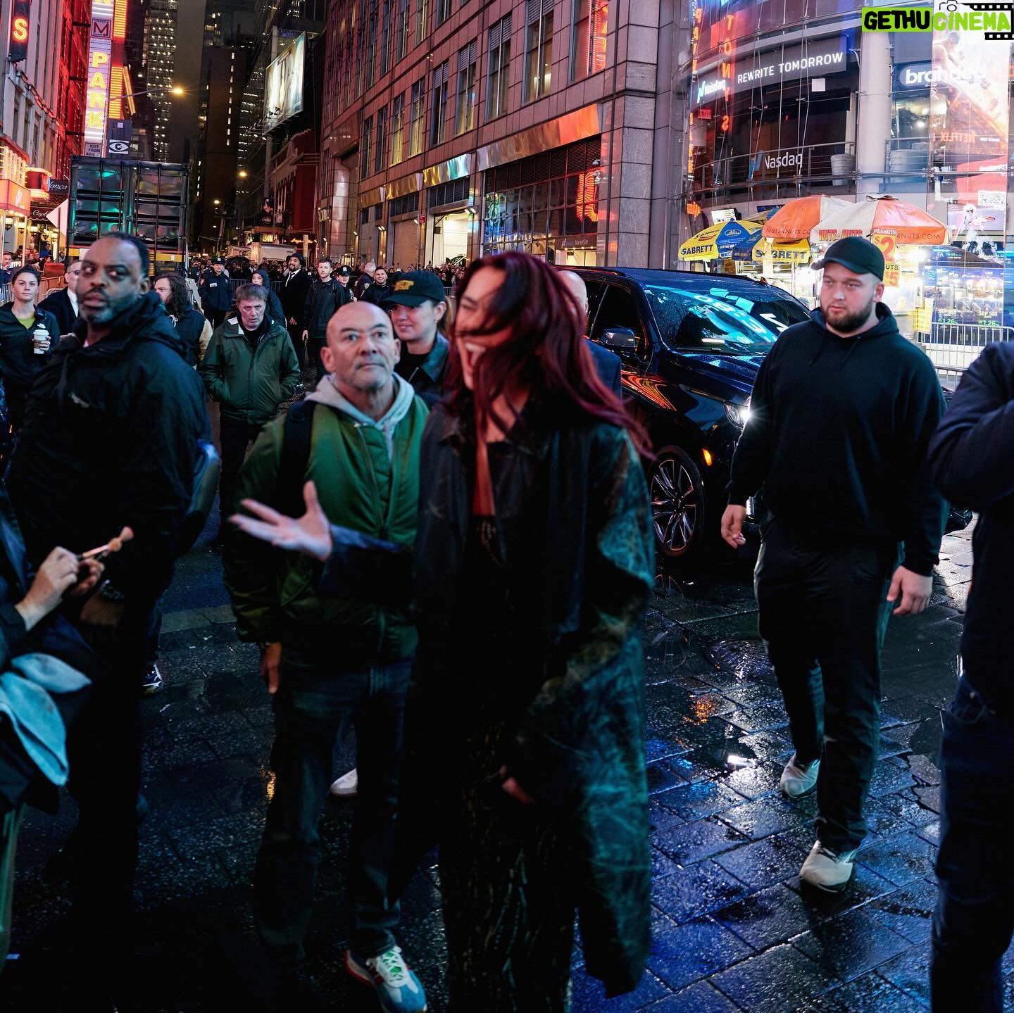 Dua Lipa Instagram - RADICAL OPTIMISM POP UP IN TIMES SQUARE LAST NIGHT 💙🌀 thank youuuu for braving the rain and cold with me!! New York you have my heart!!!!! @americanexpress