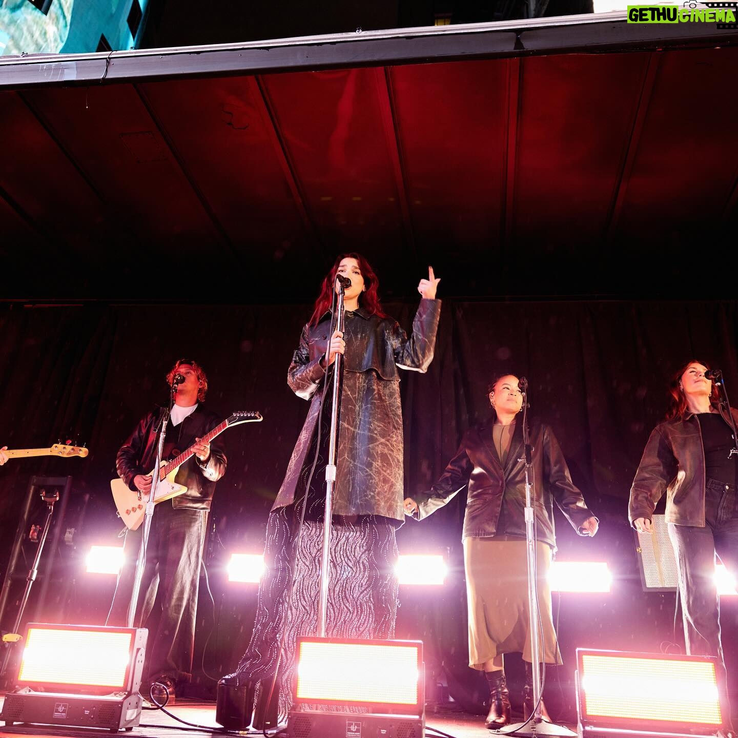 Dua Lipa Instagram - RADICAL OPTIMISM POP UP IN TIMES SQUARE LAST NIGHT 💙🌀 thank youuuu for braving the rain and cold with me!! New York you have my heart!!!!! @americanexpress