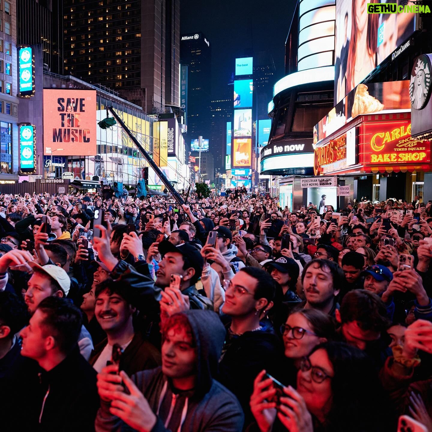 Dua Lipa Instagram - RADICAL OPTIMISM POP UP IN TIMES SQUARE LAST NIGHT 💙🌀 thank youuuu for braving the rain and cold with me!! New York you have my heart!!!!! @americanexpress