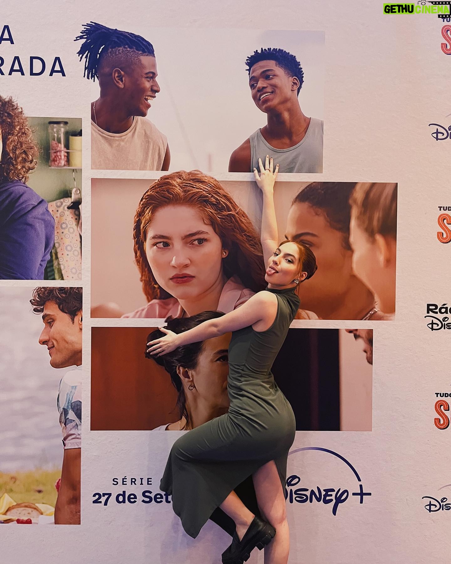 Duda Matte Instagram - Tudo que é bom merece bis, né? 😅 Pois então, dia 27 de setembro lançamos a SEGUNDA temporada dessa série que eu tanto amo 💙 Eu sempre deixo muito claro que "Tudo Igual, SQN" foi a realização de um sonho que eu nem sabia que tinha. Participar da primeira produção brasileira do papai Mickey para o streaming Disney me deu um gás como artista que nunca saberei colocar em palavras. É só amor, amor e amor 💙 @disneyplusbr #TudoIgualSQN 😻