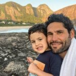 Dudu Azevedo Instagram – Converso muito com meu filho, não subestimo jamais sua inteligência. Pelo contrário, aposto nele e sempre sou correspondido.
Gosto de contar minhas histórias, sobre os  lugares, as pessoas… ele entende muita coisa, guarda na memória, pergunta, expõe opiniões… 
Essa relação é revolucionária e só vivendo pra saber. 
Melhor investimento a se fazer na vida, investir nesse amor.