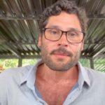 Dudu Azevedo Instagram – Gostaria de usar  meu espaço e  minha audiência para trazer informações importantes sobre as enchentes no Rio Grande do Sul. Vidas que se foram, pessoas desabrigadas, crianças perdidas, casas submersas, animais em situação de perigo… Famílias perderam tudo. Eu e minha equipe pesquisamos e fizemos um compilado de contatos que ao nosso ver, merecem nossa confiança e apoio nesse momento. São eles:
DOAÇÕES EM DINHEIRO:
Maria Augusta Vargas, empreendedora gaúcha que está capitaneando a compra de água, mantimentos, colchões, itens de higiene e o envio para o Rio Grande do Sul. Ela faz a prestação de contas de todos os valores doados/comprados. Pix: mguta.01@gmail.com – Instagram: @gutam
Vakinha, maior plataforma de vaquinhas on line do Brasil cuja sede é em Porto Alegre. Sempre que há tragédias nacionais ele se mobilizam e foram um dos primeiros a começar o movimento de doações para o Sul. Também prestam contas acerca dos valores arrecadados e da sua destinação. Pix: enchentes@vakinha.com.br – Instagram: @vakinha

CRIANÇAS DESAPARECIDAS:
Perfil criado por iniciativa do povo gaúcho para famílias encontrarem suas crianças perdidas durante as enchentes. Instagram: @achamossuacrianca

RESGATE DE ANIMAIS:
Deise Falci, ativista da causa animal e especialista em resgates, está trabalhando ativamente no resgate de animais em locais de difícil acesso. Instagram: @deisefalci Pix: deisefalci@gmail.com

INTERNATIONAL DONATIONS:
Vakinha, the largest online crowdfunding platform in Brazil, headquartered in Porto Alegre, Rio Grande do Sul. Instagram: @vakinha Link: https://linktr.ee/vakinha By following this link, you can make donations in dollars, euros, or pounds. Vakinha is a reputable institution committed to providing donors with transparent reporting on the allocation of funds raised.

INFORMAÇÕES UNIFICADAS E ATUALIZADAS SOBRE ABRIGOS, DOAÇÕES E RESGATES:
Site criado por iniciativa do estudante Victor Arnt, do Rio Grande do Sul onde ele consolidou no link bento.me/ajudars os locais que estão precisando de voluntários, números úteis,  formas de solicitar resgate e outras informações pertinentes para o momento.