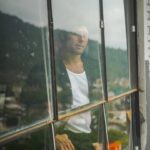 Dudu Azevedo Instagram - Novembro começou com um dia nublado, cinza, chuva fina, vida real, vida normal. Cedo cedo levantamos, rapidamente as responsabilidades , os afazeres, as decisões a serem tomadas se apresentaram, como acontece praticamente todo dia. Olho pro meu filho e entendo como eh bom ser criança…! E entre as maravilhas de ser adulto, apesar dos enormes desafios diários, adoro assistir a infância do meu filho. Tudo tem seu tempo. E por isso a melhor hora é agora. Pra não chorar de saudade do passado nem perder tempo no anseio pelo que ainda vem.