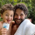 Dudu Azevedo Instagram - Meus sonhos nunca foram materiais. Em minha vida toda meus desejos de realizar me levaram pelos caminhos que eu andei. Mergulho de cabeça no que eu acredito e sempre saio de cada experiência uma pessoa muito melhor. O maior de todos os meus sonhos certamente era o de ser pai e esse eu realizei superando todas as expectativas, porque ser pai do meu filho é muito melhor do que eu passei perto de imaginar. Joaquim é um presente divino, a prova real de que a fé, a construção, a busca pela evolução e pelo bem, tudo isso se encaixa. Joaquim é minha revolução diária, minha razão de seguir e buscar o melhor do melhor em tudo, por mim e por ele. Nos nossos dias percebo que o que parece simples, ordinário, pequeno, são as mais grandiosas realizações. Sei que ainda tenho muito a realizar, percorrer, viver. Sei que tenho muito a aprender e compartilhar. Meus desejos me alimentam diariamente, me movem e me provocam. E por mais voltas que eu ainda venha a dar, por mais feitos, recordes, sucessos, prêmios e reconhecimento que eu porventura conquiste, nada representa mais a felicidade e a vida do que os momentos que eu compartilho com o meu filho na simplicidade do dia a dia. A vida é simples, a luz existe e está presente o tempo todo, só precisamos enxergar. Só posso agradecer todos os dias pelas dádivas e desafios que fazem de mim quem eu sou. Começo meu dia agradecendo 🙏🏽