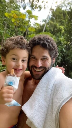 Dudu Azevedo Instagram - Meus sonhos nunca foram materiais.
Em minha vida toda meus desejos de realizar me levaram pelos caminhos que eu andei.
Mergulho de cabeça no que eu acredito e sempre saio de cada experiência uma pessoa muito melhor.

O maior de todos os meus sonhos certamente era o de ser pai e esse eu realizei superando todas as expectativas, porque ser pai do  meu filho é muito melhor do que eu passei perto de imaginar.

Joaquim é um presente divino, a prova real de que a fé, a construção, a busca pela evolução e pelo bem, tudo isso se encaixa.

Joaquim é minha revolução diária, minha razão de seguir e buscar o melhor do melhor em tudo, por mim e por ele.

Nos nossos dias percebo que o que parece  simples, ordinário, pequeno, são as mais grandiosas realizações.

Sei que ainda tenho muito a realizar, percorrer, viver. 
Sei que tenho muito a aprender e compartilhar.

Meus desejos me alimentam diariamente, me movem e me provocam.
E por mais voltas que eu ainda venha a dar, por mais feitos, recordes, sucessos, prêmios e reconhecimento que eu porventura conquiste, nada representa mais a felicidade e a vida do que os momentos que eu compartilho com o meu filho na simplicidade do dia a dia.

A vida é simples, a luz existe e está presente o tempo todo, só precisamos enxergar.

Só posso agradecer todos os dias pelas dádivas e desafios que fazem de mim quem eu sou.

Começo meu dia agradecendo 🙏🏽