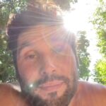 Dudu Azevedo Instagram - A vida já não é moleza, temos que lidar com toda a complexidade do que acontece no mundo, os caminhos por onde caminha a humanidade. A primeira vitória a ser conquistada é sobre nós mesmos. É preciso estar o mais inteiro possível pra enfrentar o que se apresenta pra nós em nossas vidas e pra isso é preciso vencer as próprias limitações, os próprios fantasmas. Respeito minha intuição, ela vem acompanhada de um discernimento e também de algum amadurecimento, fruto de uma busca constante. O pouco que eu sei da vida é sobre a minha própria, e cada palavra escrita ou dita aqui fala apenas sobre mim mesmo. A boca fala do que está cheio o coração. Sou mais um cheio de manias e quem disser que não as tem pode estar mentindo, mas quem sou eu pra dizer…? Nos meus rituais diários procuro vencer os maus hábitos, manter os bons e adquirir outros melhores ainda ou tão bons quanto os que eu ja tenho. Esse é o meu começo de semana, e o seu, como está?