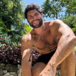 Dudu Azevedo Instagram – Sol energiza

“Levante-se com o Sol para orar. Ore sozinho. Ore com freqüência. O GRANDE ESPÍRITO o escutará, se você ao menos, falar!
Seja tolerante com aqueles que estão perdidos no caminho. A ignorância, o convencimento, a raiva, o ciúme e a avareza, originam-se de uma alma perdida. Ore para que eles reencontrem o caminho do Grande Espírito.
Procure conhecer-se, por si mesmo. Não permita que outros façam seu caminho por você. É sua estrada, e somente sua! Outros podem andar ao seu lado, mas ninguém pode andar por você!”

Trecho do Código de Ética dos Índios N. A.