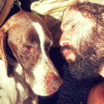 Dudu Azevedo Instagram - Da mais nova pro mais velho, Cali, Gipsy, Gaia e Peteleco. Porto Seguro verdadeiro o amor desses bichos! Amor garantido! Vivi minha vida cercado por gerações e gerações de cães que me deram muito! Anjos da guarda, anjos do amor. 🐶❤️ Quem vive esse amor sabe do que eu to falando.