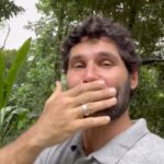 Dudu Azevedo Instagram – A amizade é um dom e as relações se constroem no tempo, nas atitudes, nas palavras, nos sentimentos quê destinamos e recebemos das pessoas que elegemos importantes, que conquistam esse lugar, que nos cativam, chegam e permanecem.
Isso eu falo aos meus amigos, irmãos e irmãs, o que fizermos hoje vale o dia de amanhã!
