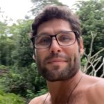 Dudu Azevedo Instagram - A maior fortuna que eu acredito que podemos conquistar à partir dos pontos básicos da vida, que penso ser a saúde e a liberdade, é a qualidade do tempo que eu vivo. À medida que nos conhecemos melhor, automaticamente passamos a fazer escolhas com mais habilidade, mais sabedoria. Nessas escolhas estão impressas as nossas formas de sentir, de pensar, de julgar o bom e o ruim, o certo e o errado, o melhor e o pior. Nossos juízos de valor determinam muito nos critérios das escolhas que fazemos. Entendo o tempo como um dos nossos maiores patrimônios. Não sabemos exatamente quanto tempo ainda temos. Penso que a qualidade do tempo, com quem e como vou passar meu tempo, são os números da minha equação da vida. Quem destina seu tempo às coisas e pessoas que trazem felicidade e satisfação caminha na direção que eu acredito. As palavras e os sentimentos se propagam no universo, no espaço e no tempo. Procuro sentir o bem, falar o bem e lançar adiante aquilo que acredito ser na direção da luz. Mas essa conversa eu vou deixar pra uma próxima reflexão a ser compartilhada. Boa semana!