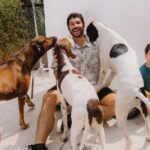 Dudu Azevedo Instagram - O caminho mais curto pra felicidade é ser de verdade, se conhecer, reconhecer, se aceitar, evoluir. Não olhar pra si, não querer se enxergar e não se reconhecer é a volta mais longa, lenta e contraproducente na vida de alguém. A honestidade, sem mascaras, sem subterfúgios, sem manipulação… O papo reto é o caminho. Crianças e cachorros dão aulas nessa matéria!!! Eu amo demais ❤️❤️❤️