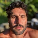 Dudu Azevedo Instagram – Na imensidão que é estar vivo, o primeiro passo antes de qualquer coisa, de querer, de desejar, de pretender, de idealizar… 
É agradecer.
Vivemos em um país com muitos países dentro, muitas realidades, muitas diferenças. Muitos sofrimentos e muitos privilégios também.
A empatia é todo dia.
A solidariedade, a fraternidade, a civilidade são ativos fundamentais pra uma comunidade saudável.
Do calmo e festivo Rio de Janeiro quero desejar aos meus irmãos gaúchos dias melhores, paz, acolhimento e tudo de melhor que possa ser feito pelo povo que está sofrendo com a tragédia que se abate sobre o estado.
De Norte a Sul, que possamos ser irmãos brasileiros diante de todos os percalços e das alegrias também.
Vosso choro é meu e em breve espero sorrir com vocês novamente.
Toda a minha solidariedade ao povo do Rio Grande do Sul.

Deixei nos meus stories um Código QR para as doações.