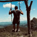 Dudu Azevedo Instagram - Quando eu penso em escrever alguma coisa, em gravar um video e compartilhar, penso sempre em onde e como ele pode chegar. Tenho estado cada vez mais atento ao sentimento contido em cada atitude, cada escolha minha, e acho que é o sentimento de cada coisa que de fato legitima o ato e suas consequências. Quando estamos mais frágeis, com desafios grandes da vida diante de nós como uma despedida, uma perda, uma dor profunda… a fé costuma ser o Porto Seguro a que recorremos. Percebo isso com muita clareza. Na minha cabeça a fé não é relacionada a religião, a simbologias, a doutrinas que escravizam através da culpa e do castigo. Não acredito nesse tipo de pratica, mas sou capaz de compreender e aceitar diferentes manifestações de fé, sem julgar a minha ideia e as minhas escolhas superiores as de outras pessoas. Na medida que passa o tempo me sinto mergulhando mais profundamente na vida, nos sentimentos, nos pensamentos que evoluem a minha existência. Desejo e tenho conseguido viver cada vez mais olhando em volta, buscando e compreendendo, acolhendo e oferecendo o que de bom eu puder oferecer ao outro, e fazendo disso uma pratica natural, uma escolha, mas vestindo essa escolha e fazendo com que ela me habite confortavelmente. Não posso deixar de dizer que a tudo aquilo a que nos dedicamos, melhores resultados conquistamos. Muitas coisas acabam ficando fora do nosso alcance e tantas vezes não conseguimos seguir em caminhos que já escolhemos antes. Têm coisas que fogem às nossas possibilidades e para essas é preciso ter a sensibilidade de entender e deixar ir. Mas acreditar na minha história, acreditar em mim, na minha capacidade de viver e conduzir, me conectar com o divino e acreditar que há razões maiores que o próprio acaso, faz com que eu me sinta mais forte e mais preparado. Mais responsável também. Quando eu posto aqui uma palavra positiva, um dizer de fé e otimismo, faço porque acredito que o que me faz bem pode fazer bem a outras pessoas também, e considero muito justo compartilhar o que me inspira. A Semana Santa é simbólica, mas a fé é todo dia. Boa Páscoa!