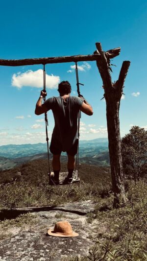 Dudu Azevedo Instagram - Quando eu penso em escrever alguma coisa, em gravar um video e compartilhar, penso sempre em onde e como ele pode chegar.

Tenho estado cada vez mais atento ao sentimento contido em cada atitude, cada escolha minha, e acho que é o sentimento de cada coisa que de fato legitima o ato e suas consequências.

Quando estamos mais frágeis, com desafios grandes da vida diante de nós como uma despedida, uma perda, uma dor profunda… a fé costuma ser o Porto Seguro a que recorremos.

Percebo isso com muita clareza.
Na minha cabeça a fé não é relacionada a religião, a simbologias, a doutrinas que escravizam através da culpa e do castigo. 

Não acredito nesse tipo de pratica, mas sou capaz de compreender e aceitar diferentes manifestações de fé, sem julgar a minha ideia e as minhas escolhas superiores as de outras pessoas.

Na medida que passa o tempo me sinto mergulhando mais profundamente na vida, nos sentimentos, nos pensamentos que evoluem a minha existência.

Desejo e tenho conseguido viver cada vez mais olhando em volta, buscando e compreendendo, acolhendo e  oferecendo o que de bom eu puder oferecer ao outro, e fazendo disso uma pratica natural,  uma escolha, mas vestindo essa escolha e fazendo com que ela me habite confortavelmente.

Não posso deixar de dizer que a tudo aquilo a que nos dedicamos, melhores resultados conquistamos.
 
Muitas coisas acabam ficando fora do nosso alcance e tantas vezes não conseguimos seguir em caminhos que já escolhemos antes.

Têm coisas que fogem às nossas possibilidades e para essas é preciso ter a sensibilidade de entender e deixar ir.

Mas acreditar na minha história, acreditar em mim, na minha capacidade de viver e conduzir, me conectar com o divino e acreditar que há razões maiores que o próprio acaso, faz com que eu me sinta mais forte e mais preparado. Mais responsável também.

Quando eu posto aqui uma palavra positiva, um dizer de fé e otimismo, faço porque acredito que o que me faz bem pode fazer bem a outras pessoas também, e considero muito justo compartilhar o que me inspira.

A Semana Santa é simbólica, mas a fé é todo dia.

Boa Páscoa!