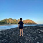 Dudu Azevedo Instagram - Converso muito com meu filho, não subestimo jamais sua inteligência. Pelo contrário, aposto nele e sempre sou correspondido. Gosto de contar minhas histórias, sobre os lugares, as pessoas… ele entende muita coisa, guarda na memória, pergunta, expõe opiniões… Essa relação é revolucionária e só vivendo pra saber. Melhor investimento a se fazer na vida, investir nesse amor.