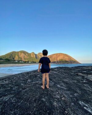 Dudu Azevedo Instagram - Converso muito com meu filho, não subestimo jamais sua inteligência. Pelo contrário, aposto nele e sempre sou correspondido.
Gosto de contar minhas histórias, sobre os  lugares, as pessoas… ele entende muita coisa, guarda na memória, pergunta, expõe opiniões… 
Essa relação é revolucionária e só vivendo pra saber. 
Melhor investimento a se fazer na vida, investir nesse amor.