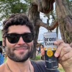 Dudu Azevedo Instagram – Chegando no Festival mais astral do Brasil na companhia de ;….
CORONA!!

O Rock The Mountain é um Festival estiloso de mais, rodeado pelo verde das montanhas, sempre com line ups imperdíveis e uma dose alta de originalidade e bom gosto.
Minha companhia preferida nesse ambiente é uma Corona com limão, que apesar de estar na serra, nã o me deixa esquecer que aqui é o Rio de Janeiro!
No RTM as vezes me sinto na esquina de casa, encontro varios amigos!
Então, um brinde a felicidade dos outros, porque a nossa hoje tá garantida com Corona no RTM!

Não foi ainda? Vai! E depois me conta como foi!!

 @coronabrasil @rockthemountain #thisisliving #bebacommoderação