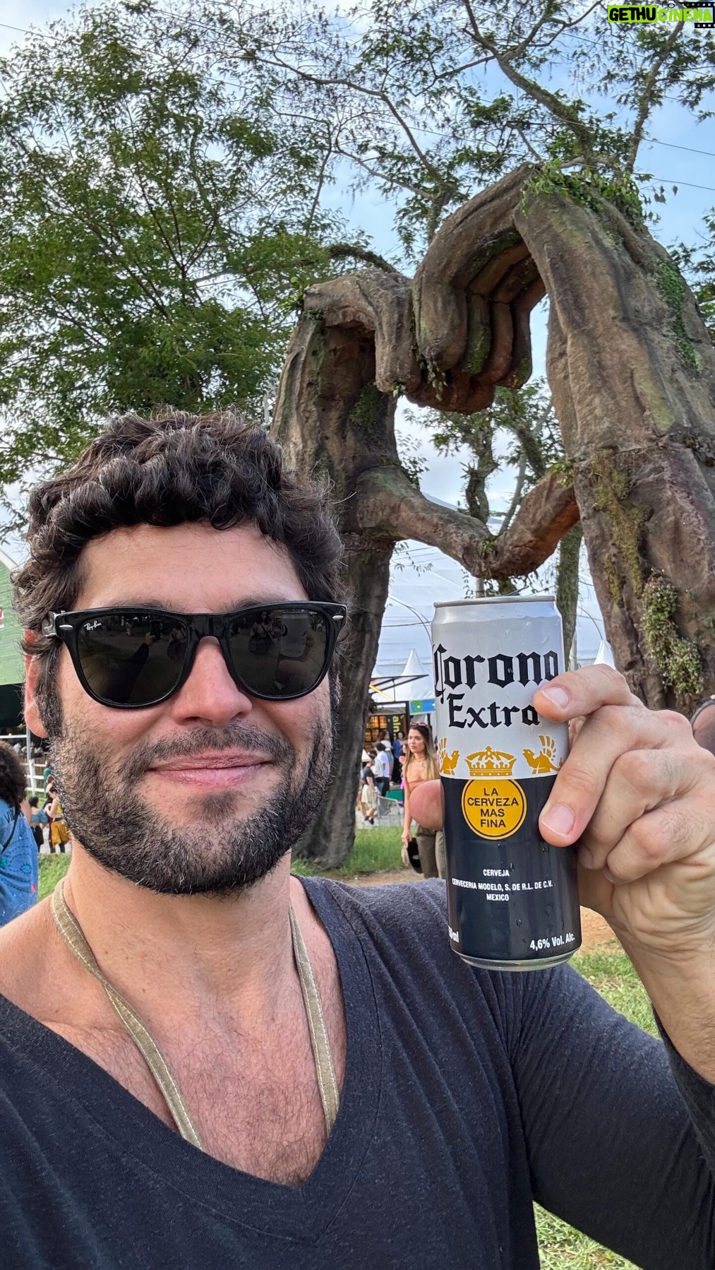 Dudu Azevedo Instagram - Chegando no Festival mais astral do Brasil na companhia de ;…. CORONA!! O Rock The Mountain é um Festival estiloso de mais, rodeado pelo verde das montanhas, sempre com line ups imperdíveis e uma dose alta de originalidade e bom gosto. Minha companhia preferida nesse ambiente é uma Corona com limão, que apesar de estar na serra, nã o me deixa esquecer que aqui é o Rio de Janeiro! No RTM as vezes me sinto na esquina de casa, encontro varios amigos! Então, um brinde a felicidade dos outros, porque a nossa hoje tá garantida com Corona no RTM! Não foi ainda? Vai! E depois me conta como foi!! @coronabrasil @rockthemountain #thisisliving #bebacommoderação
