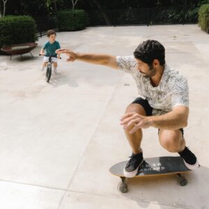 Dudu Azevedo Instagram - Memórias.
Paginas da nossa história.
Todo canto aqui em casa  tem a gente.
Incrível como os cachorros que eu tive me lembram momentos únicos. 
Dias inesquecíveis com meu pai, mãe, irmãos em cada casa, em cada fase da minha vida.
O pé de carambola, o pé de tamarindo, a primeira vez que eu experimentei cada fruta dessa.
Pinha/Fruta do Conde, Jaboticaba, Jamelão, Jambo, Pitanga…
Flamengo(bairro), Atafona, Araruama, Piratininga…
Aterro do Flamengo nos fins de semana, os escritórios que meu pai trabalhou, na Lapa, em Botafogo… Pizza da La Veronese de Ipanema, Feira Hippie com a minha mãe…
Tenho tantas, mas tantas lembranças com meus pais… 
Criar memórias com meu filho, pequenas historias, momentos simples e únicos, tudo isso virou uma especie de deleite, de prazer imenso nos meus dias com ele.
Bike, skate, instrumentos, cachorros, pé descalço, mergulho no mar, na piscina, picolé, assistir Parapentes e asas delta voando e descendo na praia…
Eu sabia que seria maravilhoso, mas não pensava que fosse tanto!
E só melhora!!