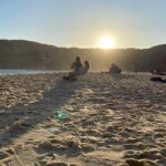 Dudu Azevedo Instagram – Nessa altura da vida eu tento não dar tantas voltas pra encontrar as respostas. Tento não sofrer por antecipação. 
Tento não me sentir vitima das circunstâncias. 
Vou indo, buscando satisfação nas coisas simples, sem subestimar nem superestimar nada nem ninguém. 
Procuro as melhores saídas, alternativas, as melhores respostas sem sofrer numa dose além nem tentar entender demais porque estou passando por isso ou por aquilo.
Olho cada vez mais pra simplicidade como uma virtude.
Não acho que ser simples signifique necessariamente abrir mão das coisas boas, da sofisticação, do conforto, abrir mão de qualidade. 
Acho bom ser simples na forma de ver e viver as coisas.

Madre