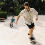 Dudu Azevedo Instagram - Memórias. Paginas da nossa história. Todo canto aqui em casa tem a gente. Incrível como os cachorros que eu tive me lembram momentos únicos. Dias inesquecíveis com meu pai, mãe, irmãos em cada casa, em cada fase da minha vida. O pé de carambola, o pé de tamarindo, a primeira vez que eu experimentei cada fruta dessa. Pinha/Fruta do Conde, Jaboticaba, Jamelão, Jambo, Pitanga… Flamengo(bairro), Atafona, Araruama, Piratininga… Aterro do Flamengo nos fins de semana, os escritórios que meu pai trabalhou, na Lapa, em Botafogo… Pizza da La Veronese de Ipanema, Feira Hippie com a minha mãe… Tenho tantas, mas tantas lembranças com meus pais… Criar memórias com meu filho, pequenas historias, momentos simples e únicos, tudo isso virou uma especie de deleite, de prazer imenso nos meus dias com ele. Bike, skate, instrumentos, cachorros, pé descalço, mergulho no mar, na piscina, picolé, assistir Parapentes e asas delta voando e descendo na praia… Eu sabia que seria maravilhoso, mas não pensava que fosse tanto! E só melhora!!