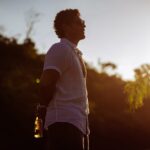 Dudu Azevedo Instagram - Esse fim de semana Corona me levou pra conhecer as belezas naturais de Ibitipoca e eu tô até agora extasiado com a energia desse lugar...! Teve trilha, cachoeira e muita vida do lado de fora! Um dos pontos altos da viagem foi conhecer à fundo o Ibiti Projeto, que realiza um trabalho socioambiental fantástico na região, cuidando da fauna e flora para que esse paraíso siga preservado por muitos anos. O nosso Brasil é lindo! Minas Gerais é uma jóia...e as minhas vivências lá vão ficar guardadas na minha memória pra sempre! Obrigado, @coronabrasil @ibitiprojeto @privilegebrasil ! #avidaéaquifora #bebacommoderação #publi #thisisliving #ibitiprojeto