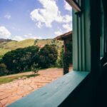 Dudu Azevedo Instagram - Esse fim de semana Corona me levou pra conhecer as belezas naturais de Ibitipoca e eu tô até agora extasiado com a energia desse lugar...! Teve trilha, cachoeira e muita vida do lado de fora! Um dos pontos altos da viagem foi conhecer à fundo o Ibiti Projeto, que realiza um trabalho socioambiental fantástico na região, cuidando da fauna e flora para que esse paraíso siga preservado por muitos anos. O nosso Brasil é lindo! Minas Gerais é uma jóia...e as minhas vivências lá vão ficar guardadas na minha memória pra sempre! Obrigado, @coronabrasil @ibitiprojeto @privilegebrasil ! #avidaéaquifora #bebacommoderação #publi #thisisliving #ibitiprojeto