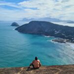 Dudu Azevedo Instagram - O que eu mirei? No que acertei? Como eu cheguei até aqui? Sem um objetivo, que muitas vezes prefiro chamar de sonho, acho que eu teria rodado e rodado, limitado ao horizonte curto dos caminhos e escolhas convencionais. Teria sido um aluno mediano dos ensinos básico, fundamental, médio e superior…(fui) Teria buscado um emprego que correspondesse ao meu valor técnico, a minha capacidade de resultado… viveria de uma maneira que eu não faço ideia. Não há nada de indigno nessa perspectiva, ela é muito comum inclusive. Embora todos os caminhos me levassem a essa direção, de alguma maneira, da minha maneira, eu rompi com essa receita. Rompi apaixonado, iluminado por um sonho que eu acreditei, alimentei, trabalhei duro, me comprometi incansavelmente ao longo do tempo. Inquieto, curioso, sem muitos recursos no inicio, mas abraçado nesse sonho que me fazia ir. Assim têm sido os anos, errando bastante, acertando muitas vezes, sem desistir, jamais. Ciclos se encerram, períodos de baixa se instalam intercalados com outros de sucesso e glórias, nada eh definitivo. Muitas vezes o que mais importa é saber o que a gente realmente quer, o que a gente realmente acredita. Porque eh isso que faz a gente suportar as dores, as dificuldades e seguir.
