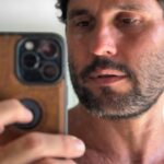 Dudu Azevedo Instagram – Na imensidão que é estar vivo, o primeiro passo antes de qualquer coisa, de querer, de desejar, de pretender, de idealizar… 
É agradecer.
Vivemos em um país com muitos países dentro, muitas realidades, muitas diferenças. Muitos sofrimentos e muitos privilégios também.
A empatia é todo dia.
A solidariedade, a fraternidade, a civilidade são ativos fundamentais pra uma comunidade saudável.
Do calmo e festivo Rio de Janeiro quero desejar aos meus irmãos gaúchos dias melhores, paz, acolhimento e tudo de melhor que possa ser feito pelo povo que está sofrendo com a tragédia que se abate sobre o estado.
De Norte a Sul, que possamos ser irmãos brasileiros diante de todos os percalços e das alegrias também.
Vosso choro é meu e em breve espero sorrir com vocês novamente.
Toda a minha solidariedade ao povo do Rio Grande do Sul.

Deixei nos meus stories um Código QR para as doações.