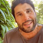 Dudu Azevedo Instagram - Quando eu penso em que tipo de mensagem eu quero passar adiante não consigo não pensar em que tipo de mensagem eu gostaria de ouvir. A transformação que a gente deseja só acontece acompanhada de movimento. É preciso desprendimento, coragem, começar de novo se for preciso. É necessário mudar a atitude, o pensamento, os mecanismos de sempre e estar disponível para o novo, flexível para as novas práticas e aprendizados. A autocrítica é necessária, precisamos mesmo apurar nossos filtros e ser responsáveis, mas não podemos jamais ter medo de realizar. Não devemos nos abandonar à margem de nós mesmos, esperando por algo que nunca cairá do céu. A vida é o que acontece entre agora e depois.