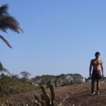 Dudu Azevedo Instagram – As vezes é isolado que a gente encontra as melhores conexões.
Na medida certa a solitude será bem vinda. Muito barulho em volta, muita opinião, muita informação pode afastar as respostas.
Não é viver imerso em solidão, mas saber a hora de estar só e se sentir bem com isso.
