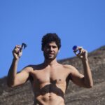 Dudu Azevedo Instagram – As vezes é isolado que a gente encontra as melhores conexões.
Na medida certa a solitude será bem vinda. Muito barulho em volta, muita opinião, muita informação pode afastar as respostas.
Não é viver imerso em solidão, mas saber a hora de estar só e se sentir bem com isso.