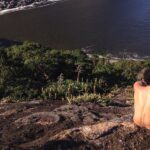 Dudu Azevedo Instagram – As vezes é isolado que a gente encontra as melhores conexões.
Na medida certa a solitude será bem vinda. Muito barulho em volta, muita opinião, muita informação pode afastar as respostas.
Não é viver imerso em solidão, mas saber a hora de estar só e se sentir bem com isso.