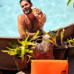 Dudu Azevedo Instagram - Verão no Rio de Janeiro é o ano inteiro e vocês sabem que eu gosto mesmo é de curtir os dias de sol ao ar livre! E proteção solar é fundamental, sempre! ☀️ Por isso, eu não abro mão do Protetor Facial e do Protetor Corporal de Alta Proteção de Australian Gold. Além de proteger contra os raios UVA/UVB, eles tem o toque seco, absorvem rápido e não deixam a pele ou a barba esbranquiçadas pois é facinho de espalhar! 😮‍💨🙏 E sabe o que é ainda mais legal? Australian Gold firmou um compromisso com os oceanos e desenvolveu uma fórmula segura para os corais, a fim de reduzir os impactos ao meio ambiente. 🌊 Vamos repensar nossas escolhas? Prefira protetores solares com selo “Reef Safe”. Siga @australiangoldbrasil e saiba mais. 🐨 #SuaCorDePraia #AustralianGold #Publi