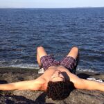 Dudu Azevedo Instagram – As vezes é isolado que a gente encontra as melhores conexões.
Na medida certa a solitude será bem vinda. Muito barulho em volta, muita opinião, muita informação pode afastar as respostas.
Não é viver imerso em solidão, mas saber a hora de estar só e se sentir bem com isso.