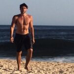 Dudu Azevedo Instagram – As vezes é isolado que a gente encontra as melhores conexões.
Na medida certa a solitude será bem vinda. Muito barulho em volta, muita opinião, muita informação pode afastar as respostas.
Não é viver imerso em solidão, mas saber a hora de estar só e se sentir bem com isso.