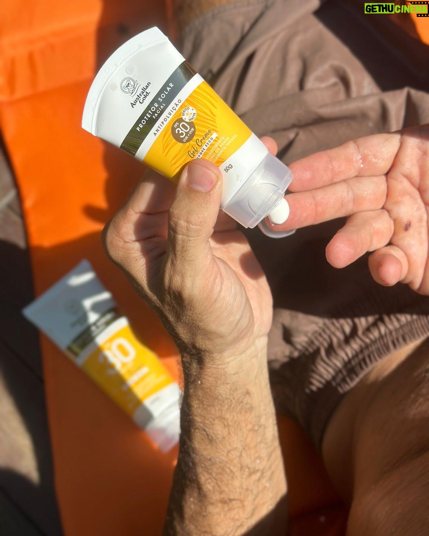 Dudu Azevedo Instagram - Verão no Rio de Janeiro é o ano inteiro e vocês sabem que eu gosto mesmo é de curtir os dias de sol ao ar livre! E proteção solar é fundamental, sempre! ☀️ Por isso, eu não abro mão do Protetor Facial e do Protetor Corporal de Alta Proteção de Australian Gold. Além de proteger contra os raios UVA/UVB, eles tem o toque seco, absorvem rápido e não deixam a pele ou a barba esbranquiçadas pois é facinho de espalhar! 😮💨🙏 E sabe o que é ainda mais legal? Australian Gold firmou um compromisso com os oceanos e desenvolveu uma fórmula segura para os corais, a fim de reduzir os impactos ao meio ambiente. 🌊 Vamos repensar nossas escolhas? Prefira protetores solares com selo “Reef Safe”. Siga @australiangoldbrasil e saiba mais. 🐨 #SuaCorDePraia #AustralianGold #Publi