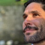 Dudu Azevedo Instagram – Na imensidão que é estar vivo, o primeiro passo antes de qualquer coisa, de querer, de desejar, de pretender, de idealizar… 
É agradecer.
Vivemos em um país com muitos países dentro, muitas realidades, muitas diferenças. Muitos sofrimentos e muitos privilégios também.
A empatia é todo dia.
A solidariedade, a fraternidade, a civilidade são ativos fundamentais pra uma comunidade saudável.
Do calmo e festivo Rio de Janeiro quero desejar aos meus irmãos gaúchos dias melhores, paz, acolhimento e tudo de melhor que possa ser feito pelo povo que está sofrendo com a tragédia que se abate sobre o estado.
De Norte a Sul, que possamos ser irmãos brasileiros diante de todos os percalços e das alegrias também.
Vosso choro é meu e em breve espero sorrir com vocês novamente.
Toda a minha solidariedade ao povo do Rio Grande do Sul.

Deixei nos meus stories um Código QR para as doações.