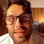 Dudu Azevedo Instagram – Sobre se arriscar e só assim poder viver algo em sua plenitude.
Fico sempre procurando alguma coisa que me inspire, textos, histórias, músicas… é uma forma de me transformar, de me emocionar e me identificar também.
Conversando com a Nina sobre isso, ela me falou de uma crônica cujo nome é O Salto, do Antonio Prata ( @antonioprata ).
Entendi muito do que ele compartilhou nesse texto e com a ideia de vestir, trazer pra mim e expor alguma coisa minha sobre essa história que ele conta, que acredito ser sobre ele, fiz a minha crônica sobre a crônica.
Alguns medos e inseguranças precisam ser vencidos, pra nossa própria liberdade.
Certos lugares só podem ser alcançados se nos pusermos na direção.