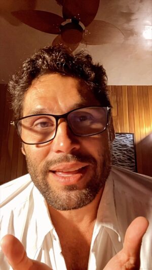 Dudu Azevedo Instagram - Sobre se arriscar e só assim poder viver algo em sua plenitude.
Fico sempre procurando alguma coisa que me inspire, textos, histórias, músicas… é uma forma de me transformar, de me emocionar e me identificar também.
Conversando com a Nina sobre isso, ela me falou de uma crônica cujo nome é O Salto, do Antonio Prata ( @antonioprata ).
Entendi muito do que ele compartilhou nesse texto e com a ideia de vestir, trazer pra mim e expor alguma coisa minha sobre essa história que ele conta, que acredito ser sobre ele, fiz a minha crônica sobre a crônica.
Alguns medos e inseguranças precisam ser vencidos, pra nossa própria liberdade.
Certos lugares só podem ser alcançados se nos pusermos na direção.
