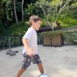 Dudu Azevedo Instagram - Sublime! Tudo que se pode viver com um filho, todo tempo, toda construção, toda memória criada, tudo que se aprende e se ensina… tudo é investimento. Todo o tempo com meu filho jamais será tempo gasto, mas sim tempo investido com retorno garantido. Escola, atividades extracurriculares, até mesmo tempo de tela(minimo), tudo é importante no desenvolvimento desses divinos e maravilhosos. Mas parar tudo e criar situações, desafios, experiências que virarão lembranças eternas, é importante demais também! Toda vez que me vejo assim me dou conta do tamanho da realização que é e o privilégio de poder estar aqui pra viver tudo com o meu filho. Filhos melhores pro mundo ❤️ 🌎
