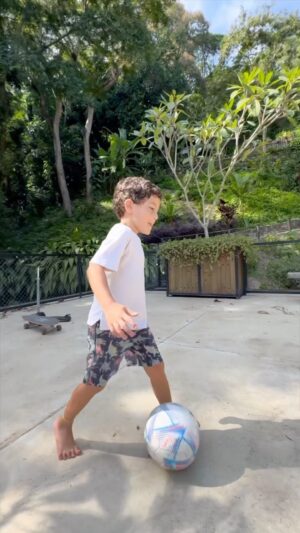Dudu Azevedo Instagram - Sublime!
Tudo que se pode viver com um filho, todo tempo, toda construção, toda memória criada, tudo que se aprende e se ensina… tudo é investimento.
Todo o tempo com meu filho jamais será tempo gasto, mas sim tempo investido com retorno garantido.
Escola, atividades extracurriculares, até mesmo tempo de tela(minimo), tudo é importante no desenvolvimento desses divinos e maravilhosos.
Mas parar tudo e criar situações, desafios, experiências que virarão lembranças eternas, é importante demais também!
Toda vez que me vejo assim me dou conta do tamanho da realização que é e o privilégio de poder estar aqui pra viver  tudo com o meu filho.
Filhos melhores pro mundo ❤️ 🌎