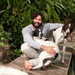 Dudu Azevedo Instagram - Da mais nova pro mais velho, Cali, Gipsy, Gaia e Peteleco. Porto Seguro verdadeiro o amor desses bichos! Amor garantido! Vivi minha vida cercado por gerações e gerações de cães que me deram muito! Anjos da guarda, anjos do amor. 🐶❤️ Quem vive esse amor sabe do que eu to falando.
