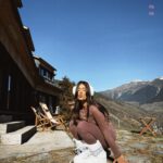 Dulceida Instagram - esta luz 🌞, estos colores 🏔️ y yo tope cómoda ☁️ look de @tezenisofficial 🐭 *ad