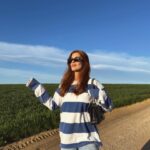 Dulceida Instagram - de mis planes favs del mundo, solecito y casita con amigos para semana santa 🌞🌷🧚🫶🏼🪵 la última es porque el viento no me dejaba y la cami de Alba porque yo me creía que estaríamos q 30 grados o algo y solo me he traído tops 😱😂